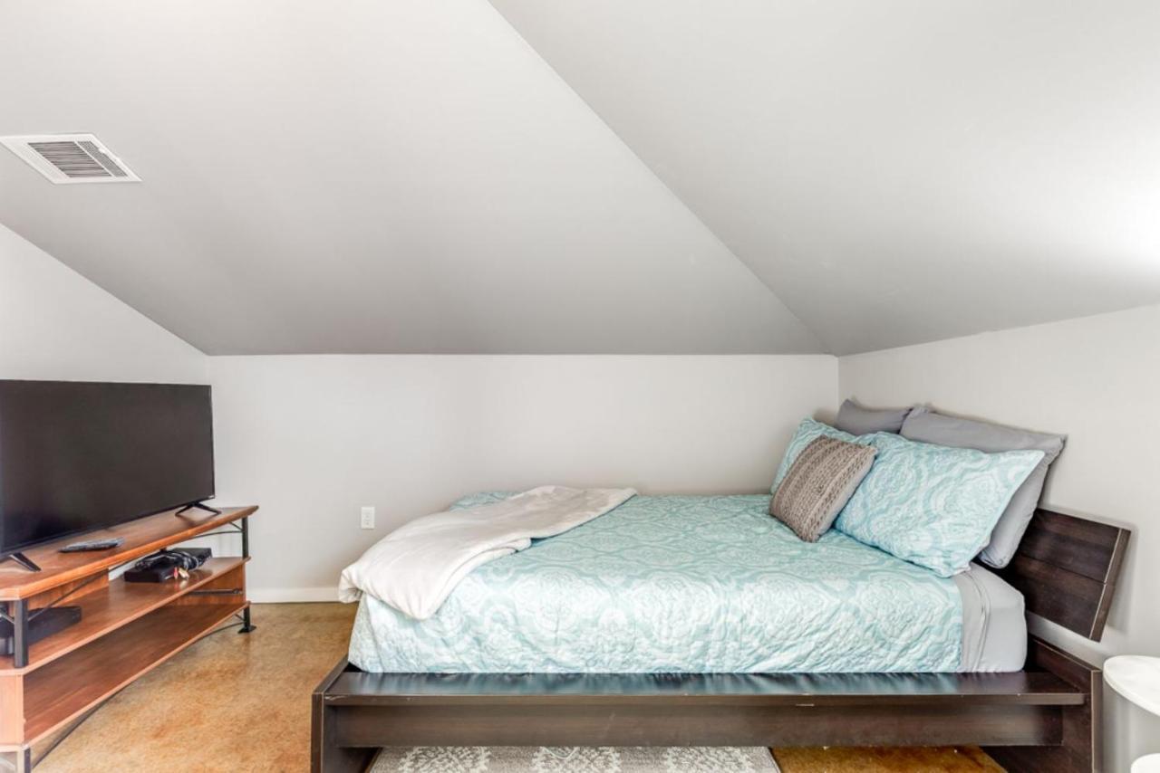 Walk Score 90!!-Historic Downtown District-2 Blocks To Famous Forsyth Park- Huge Private Patio-Private Parking Savannah Luaran gambar
