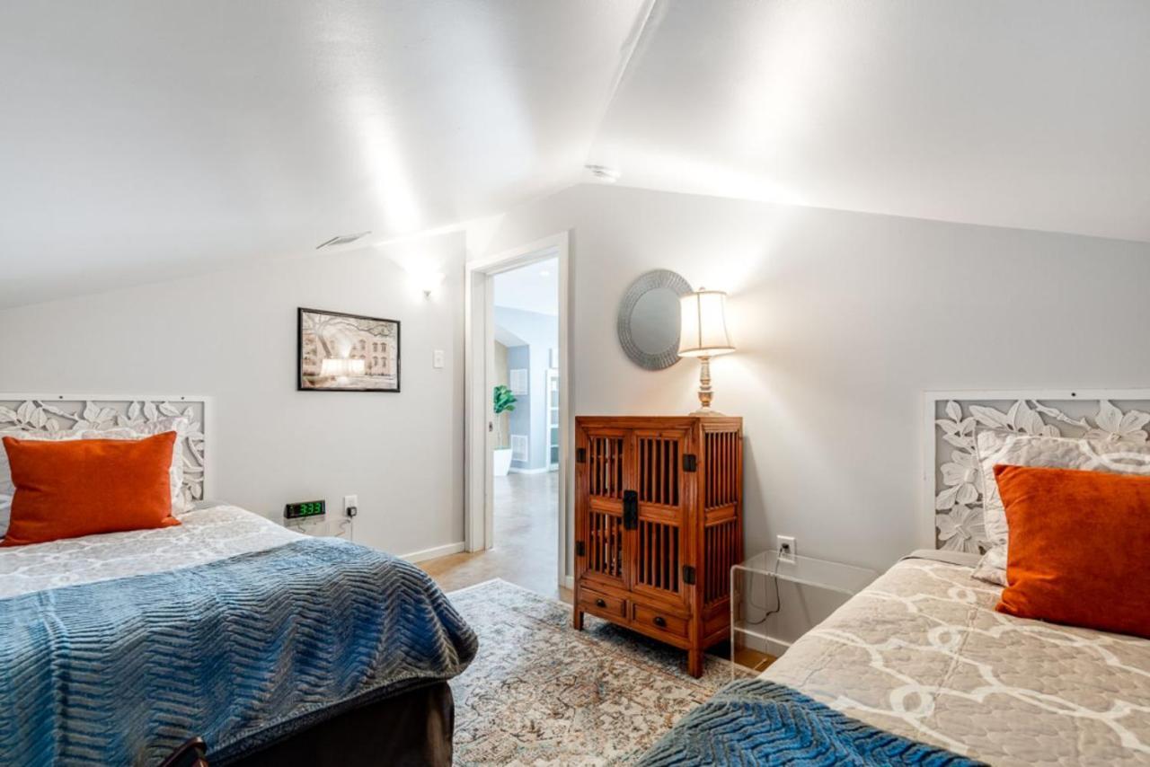 Walk Score 90!!-Historic Downtown District-2 Blocks To Famous Forsyth Park- Huge Private Patio-Private Parking Savannah Luaran gambar