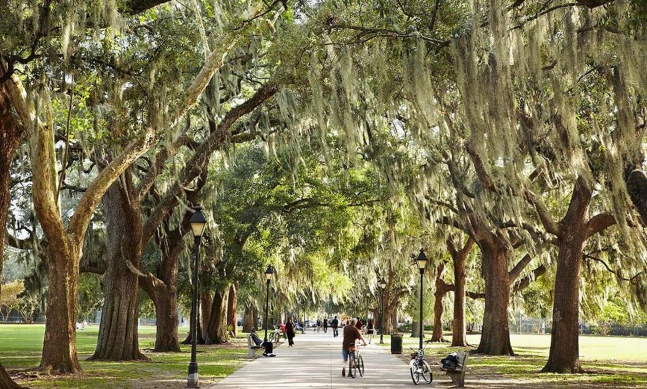 Walk Score 90!!-Historic Downtown District-2 Blocks To Famous Forsyth Park- Huge Private Patio-Private Parking Savannah Luaran gambar
