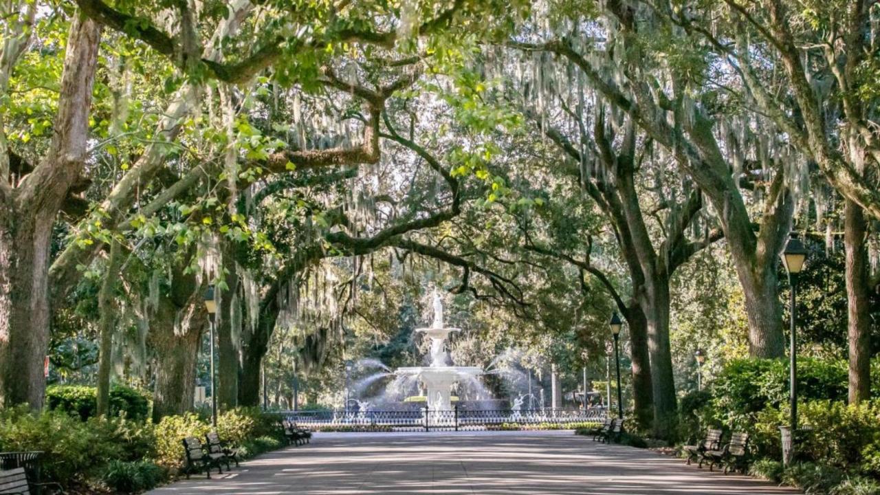 Walk Score 90!!-Historic Downtown District-2 Blocks To Famous Forsyth Park- Huge Private Patio-Private Parking Savannah Luaran gambar